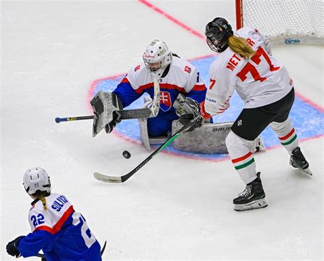 Metzler Regina és Livia Debnarová szlovák kapus a mérkőzésen