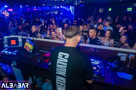 Albabar DJ pultjának képe, élő fellépés közben