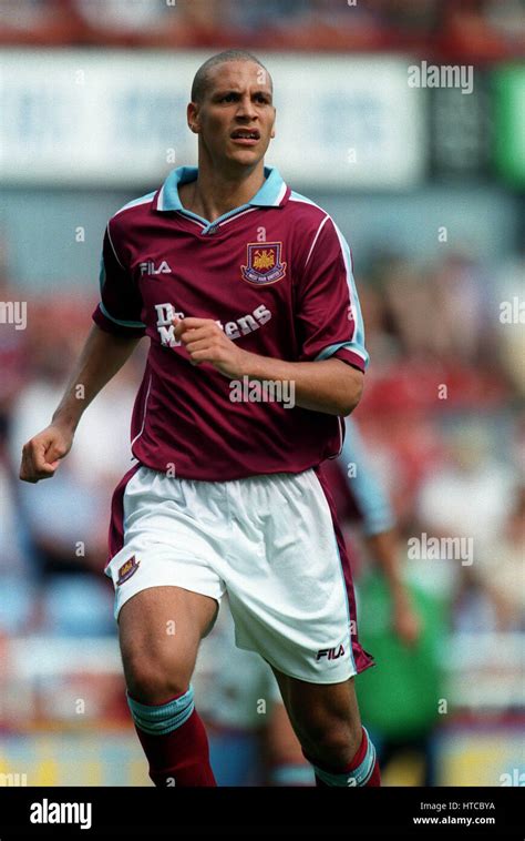 Rio Ferdinand fiatalon a West Ham United mezében