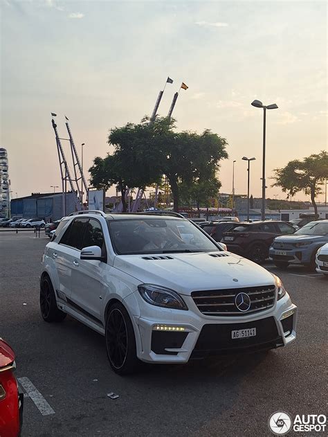 Brabus ML tuninggal és egyedi logókkal