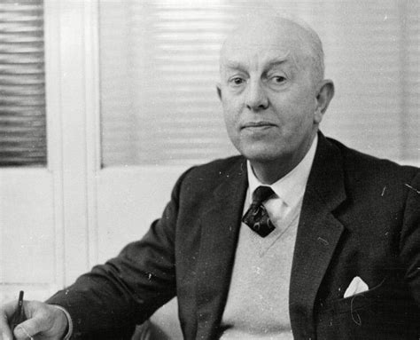 Charles Reep, a futball első teljesítményelemzője munka közben
