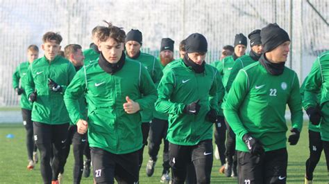 Szabados Tamás taktikai megbeszélést tart a Balatonfüredi FC edzésén