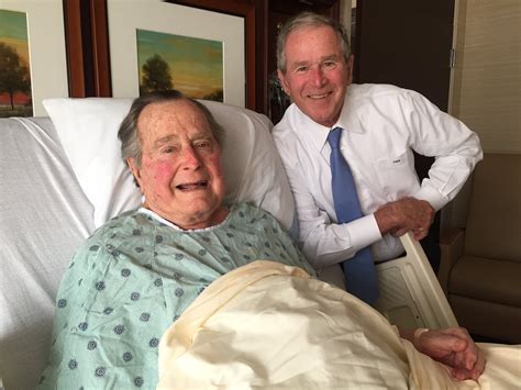 Idősebb George W. Bush és felesége a Super Bowl pénzfeldobáson