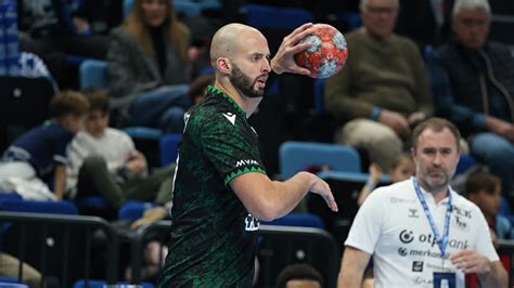 A Ferencváros férfi kézilabda csapatának akció közben