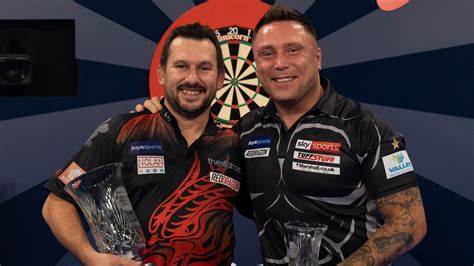 Gerwyn Price és Jonny Clayton darts játékosok
