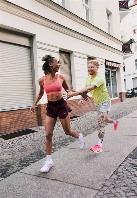 Fiatal modell Nike rövidnadrágban, sportos viselet