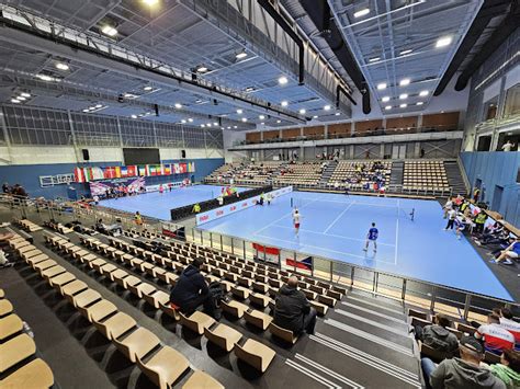 Modern sportközpont kosárlabda pályával és mennyezeti palánkkal