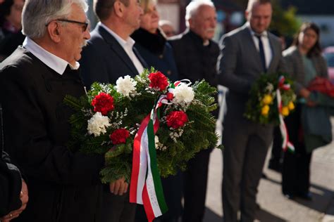 Az áldozatokra emlékezők