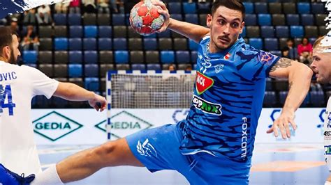Kézilabda meccs akciófotó a két csapat játékosairól