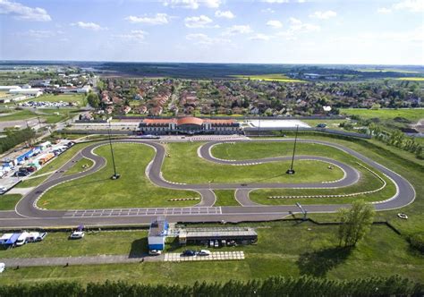 Kecskeméti gokart pálya alaprajza bukóterekkel