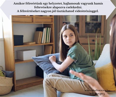 Egy fáradt gyermek, aki sportfelszerelésben elaludt