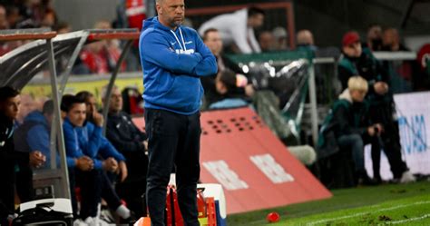 Edző a pálya szélén taktikai utasításokat adva