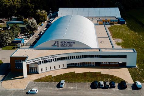 A Győri Jégsport Központ modern jégcsarnokának látképe