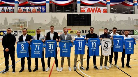 Az MTE 1904 edzői stáb tagjai megbeszélés közben