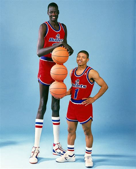 Muggsy Bogues és Manute Bol, a legalacsonyabb és egyik legmagasabb NBA-játékos