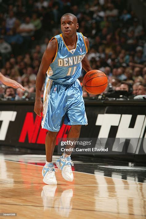 Earl Boykins a Denver Nuggets játékosaként Tim Duncan ellen