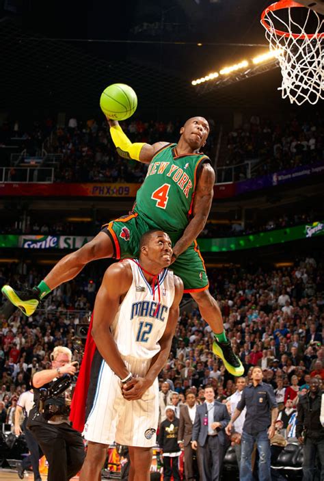Nate Robinson átugorja Dwight Howardot zsákolás közben