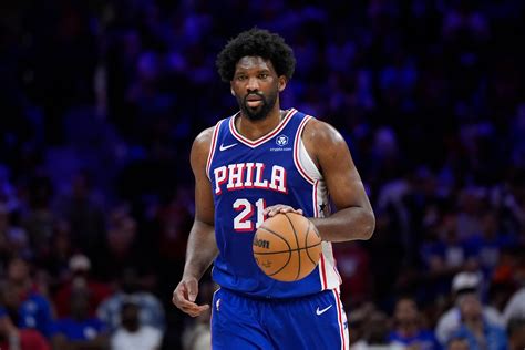 J.J. Barea a magasabb Joel Embiid ellen küzd a labdáért