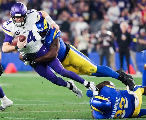Quarterback passz közben az NFL mérkőzésen