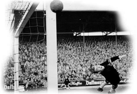 Az 1957-es Német Kupa győztes FC Bayern München csapatképe Fazekas Árpáddal