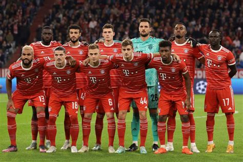 Az FC Bayern München csapata az UEFA Kupa átadásakor