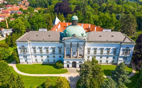 Kistapolcsányi kastély parkjával