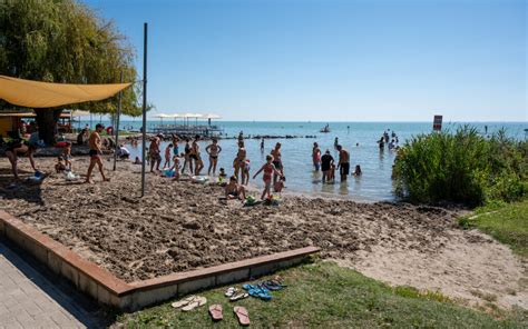 Légifelvétel a balatonfüredi Széchenyi Strandról, strandröplabda pályával