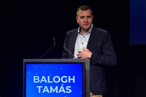 Balogh Tamás egy futballmeccsen játékosokat figyel
