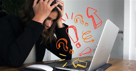 Futballpályán egy elemző laptop előtt ülve