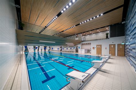 A V.30 Belvárosi Sportközpont modern sportcsarnoka és medencéi