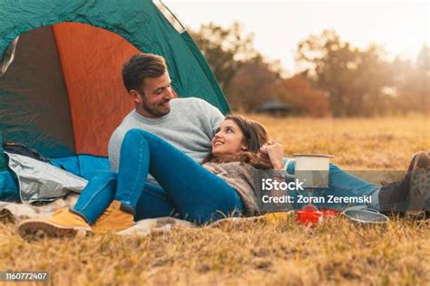 Pár kikapcsolódik együtt