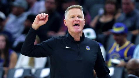 Steve Kerr a Golden State Warriors edzőjeként a pálya szélén