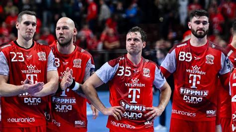 A Veszprémi Vasas női és a VÁÉV Építők SE férfi kézilabdacsapatának régi képe