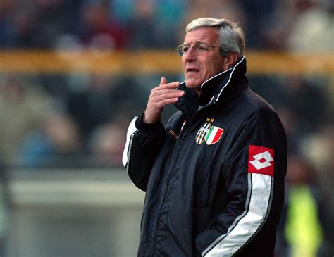 Marcello Lippi a Juventus kispadján egy trófeával