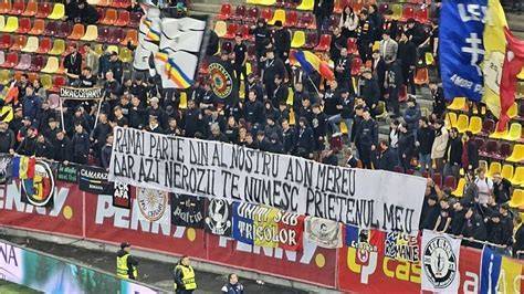A Juventus stadionja, ahol a szurkolók üzeneteket jelenítettek meg