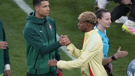 Lamine Yamal, Cristiano Ronaldo és Sergio Ramos akció közben