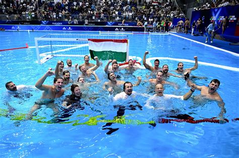 A magyar válogatott játékosai elnézést kérnek a szurkolóktól