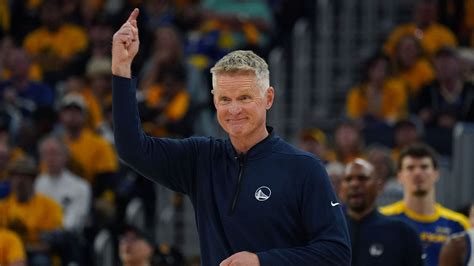 Steve Kerr megbeszélést tart Joe Lacobbal és Mike Dunleavy Jr.-ral