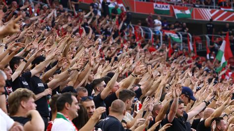 Labdarúgó szurkolók a stadionban