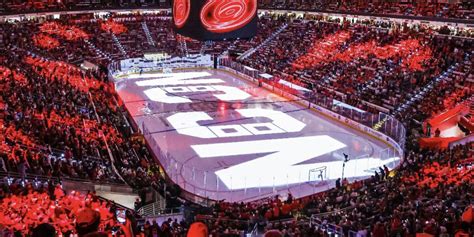 Philadelphia Flyers játékos ünnepli a gólt a Carolina Hurricanes elleni meccsen