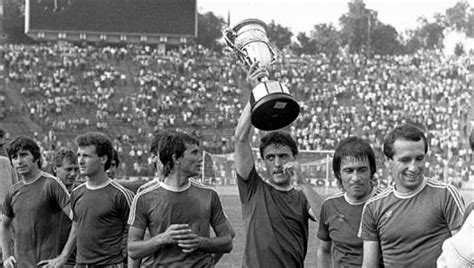 Nicolae Negrila kezében a román kupával, a Craiova kíméletlen védője
