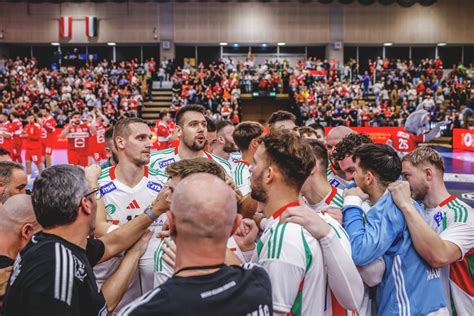 A magyar főiskolai férfikézilabda-válogatott ünneplése