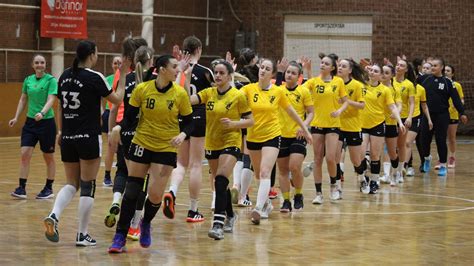 Kézilabdázó nők a pályán.