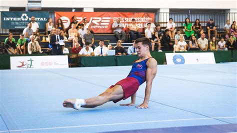 Mészáros Krisztofer talajgyakorlat közben