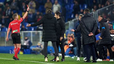 Játékvezető piros lapot mutat fel