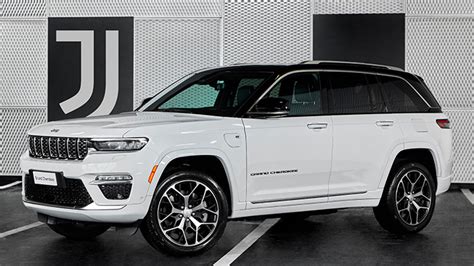 A Jeep hétnyílásos hűtőrácsa és a Juventus fekete-fehér csíkjai