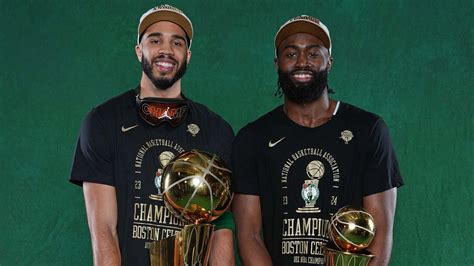 Jaylen Brown a Larry O'Brien Trófeával, 2024