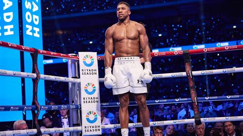 Anthony Joshua világbajnoki öveivel és profi rekordja
