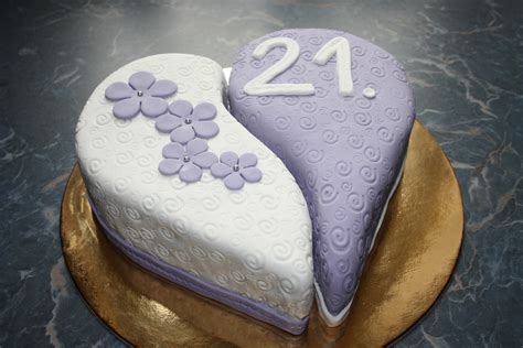 Szív alakú torta készítése forma nélkül: négyzet és kör kombináció