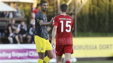 Futballszurkolók a stadionban, örömteli pillanat